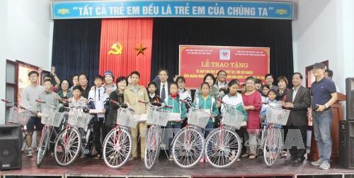 Trao quà, học bổng cho trẻ em khuyết tật và mồ côi tỉnh Quảng Bình  - ảnh 1